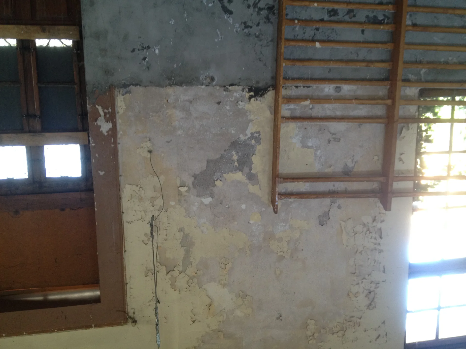 Murs de l'ancien théâtre avant rénovation — état brut